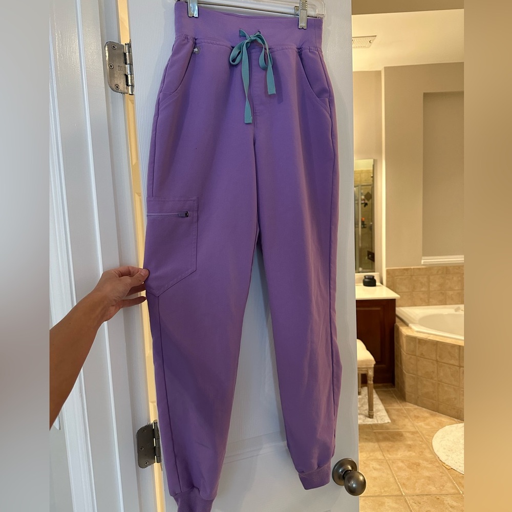 figs high waisted zamora scrub bottoms in lavender dew size xxs